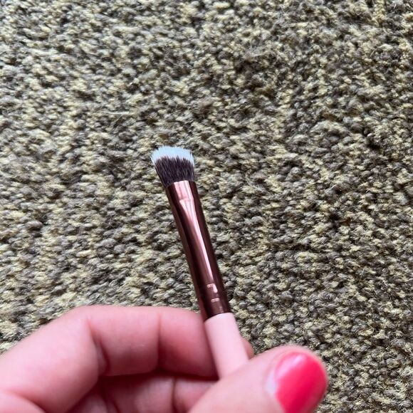 Luxie 207 Medium Angled Shading Brush - Picture 3 of 5